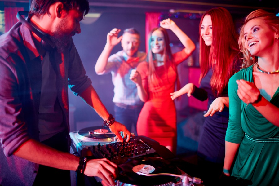 Trupă nuntă premium live sau DJ? Sfaturi de la Kony Band